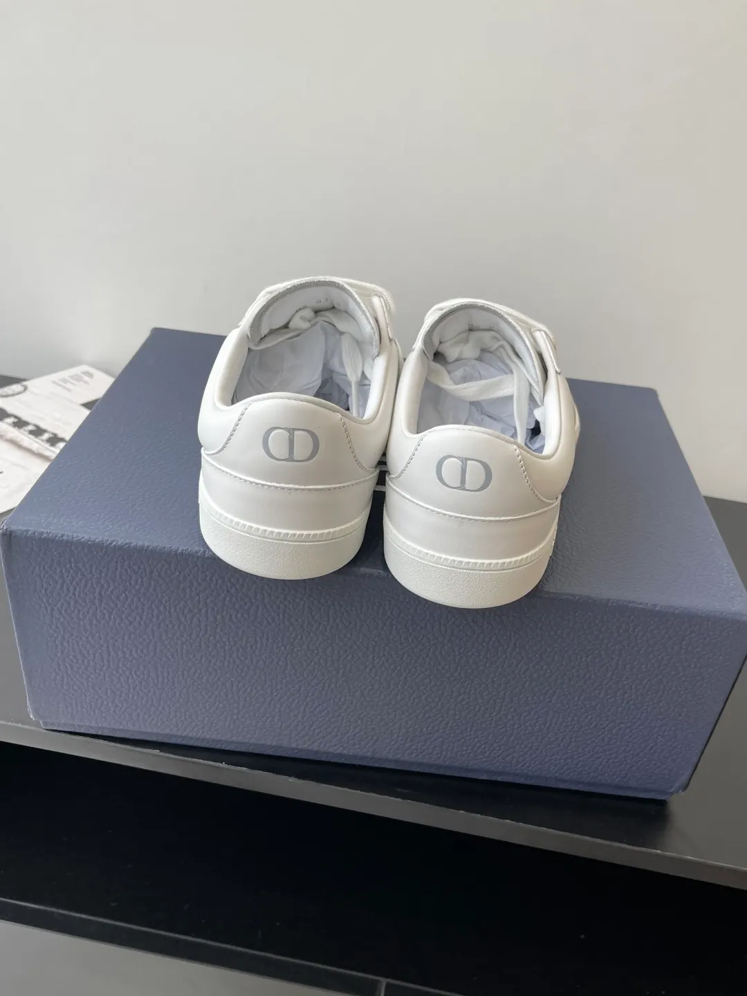 Factory price: 420💰The top version of Dior 25ss new product B01 moral training shoes. The toe size design of the couple's style is a bit wider. The upper foot comfort is perfect. The thread is beautiful. Perfectly suitable for trousers. Decorated with various classic details. It is the ideal choice for daily styling. It can be matched with various casual items to create exquisite shapes. Fabric first layer cowhide/lining sheepskin T men's shoes💰U original outsole Code number: 38-44, customized 45